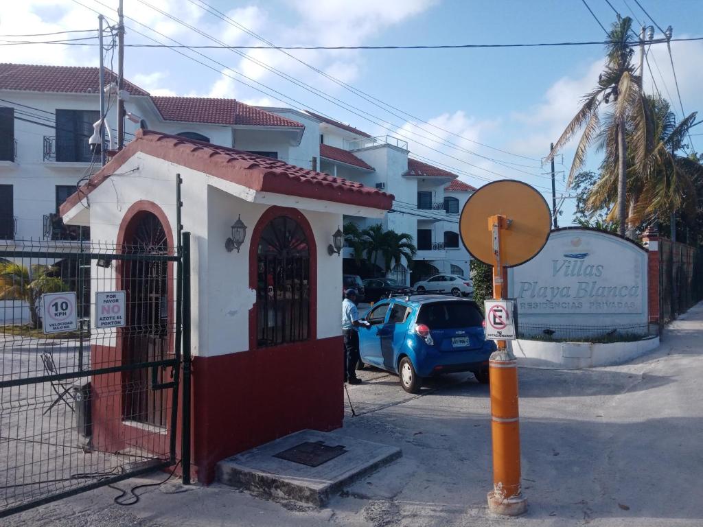 Buscan soluciones para municipalizar condominios de Puerto Juárez, en Cancún