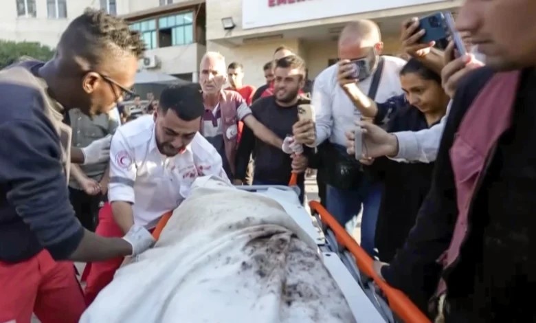 Paramédico de Gaza descubre que el cuerpo que trasladaba, era el de su propia madre muerta. Tras bombardeo aéreo israelí, una de los 10 fallecidos era la madre del paramédico de Gaza.