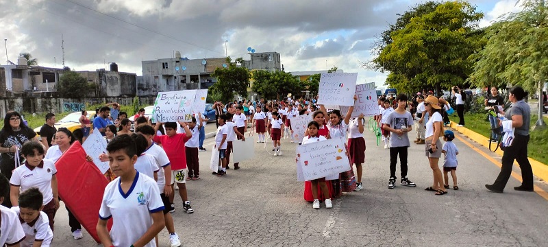 La primaria Ramón López Velarde organizó este desfile conmemorativo de la Revolución Mexicana por las calles de Playa del Carmen.