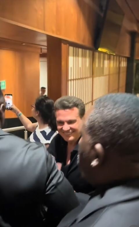 En restaurante de Acapulco donde Luis Miguel cenaba, sus guaruras incomodan a festejada por tomarse fotografía.