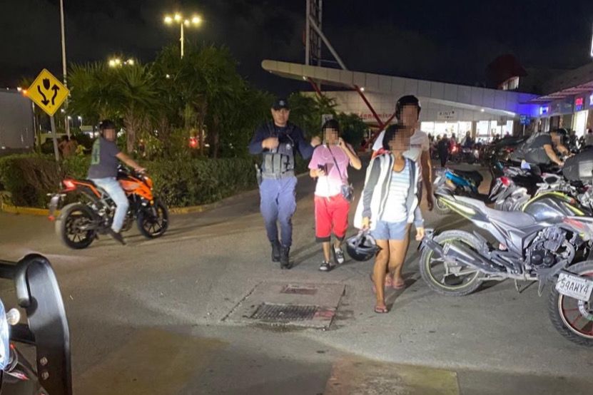 Policía de Cancún frustra intento de extorsión y rescatan a adolescente. La adolescente recibió llamada de extorsión y fue rescatada en la multiplaza.