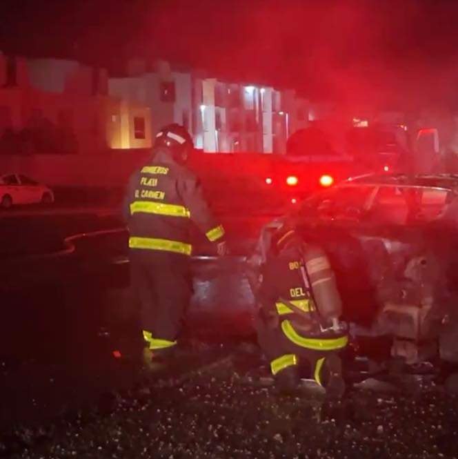 Se incendia taxi en Playa del Carmen