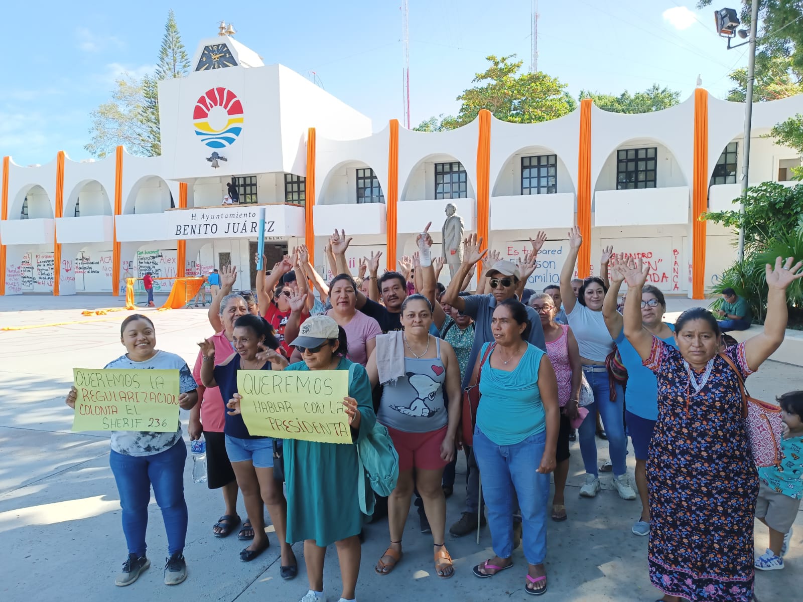 Habitantes de colonia irregular Sheriff en Cancún quieren evitar ser desalojados Piden intervengan autoridades de Cancún para pagar el precio justo y evitar ser desalojados