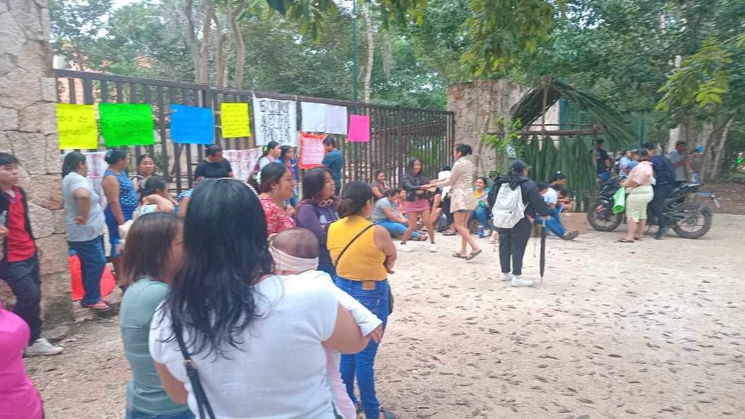 Egresados exigen titulación en Universidad del Bienestar en Quintana Roo. También estudiantes exigen calidad en el módulo de Universidad del Bienestar en Tihosuco, Quintana Roo.