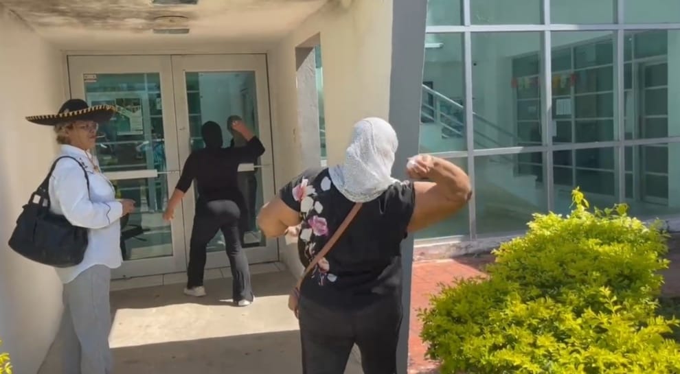 Protestan mujeres tirando huevos en Tribunales de Quintana Roo
