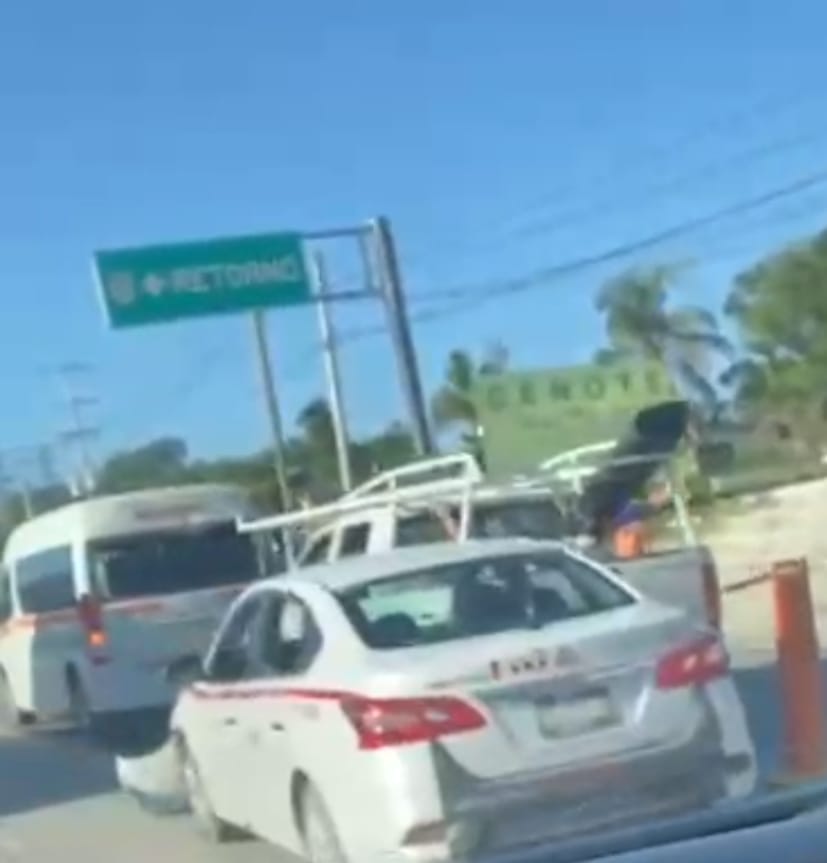 Accidente carretero en el tramo Tulum- Playa del Carmen provoca tráfico lento. Involucrados tres vehículos