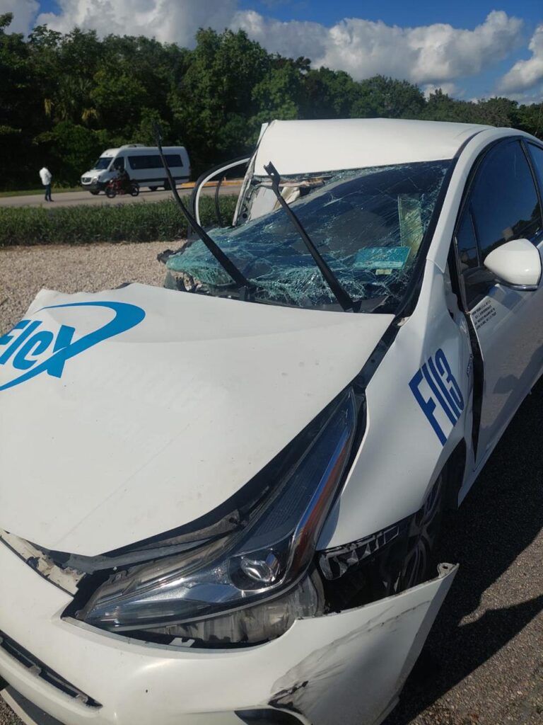 Se destroza vehículo tras tener accidente en la carretera frente al Hotel Vidanta