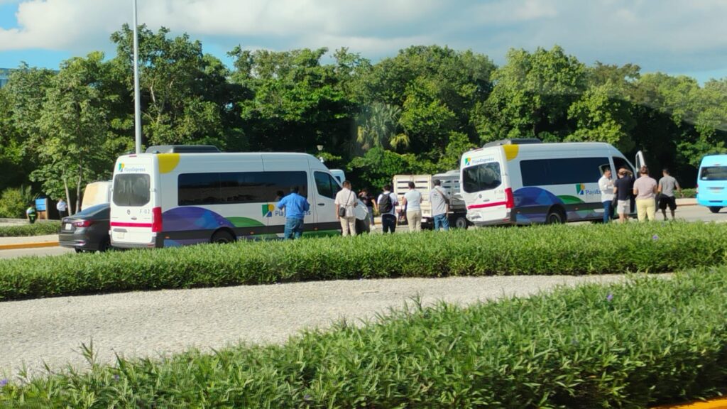 Se destroza vehículo tras tener accidente en la carretera frente al Hotel Vidanta