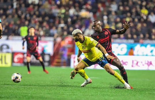 El campeón vigente, América, venció como visitante al Atlas en el Estadio Jalisco.