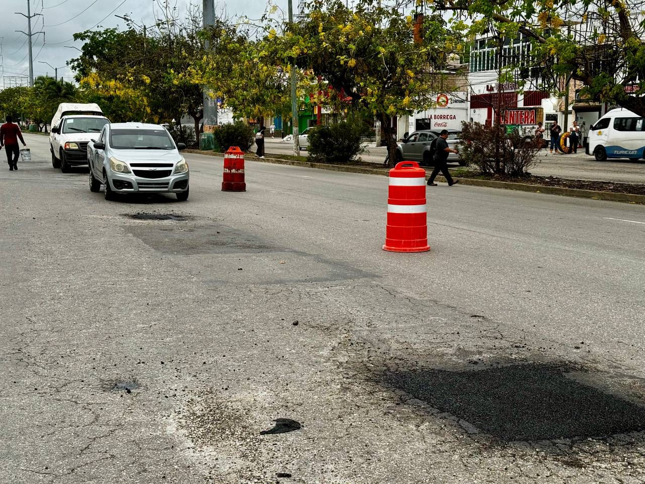 Realizan bacheo en avenidas principales de Cancún