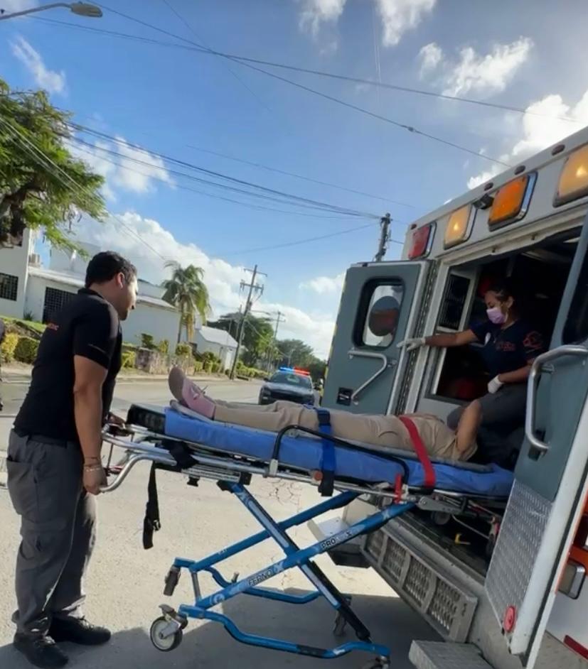 Choca conductor de automóvil a motociclista, en Playa del Carmen