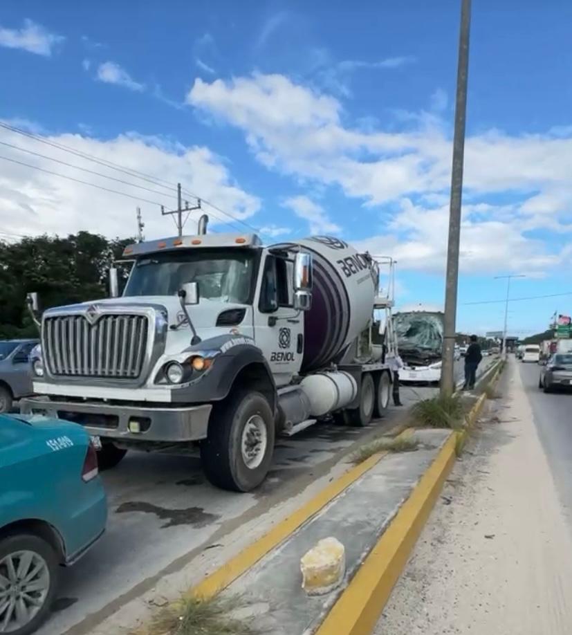 Se estampa en Playa del Carmen un autobús Del Valle contra un camión de revolvedora