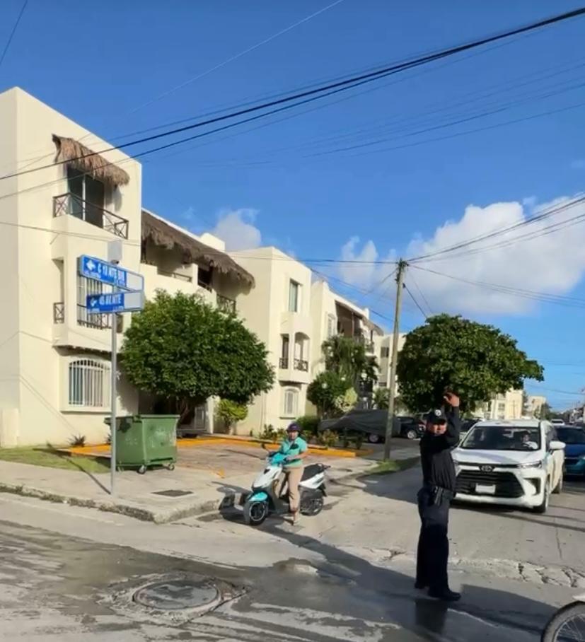 Choca conductor de automóvil a motociclista, en Playa del Carmen