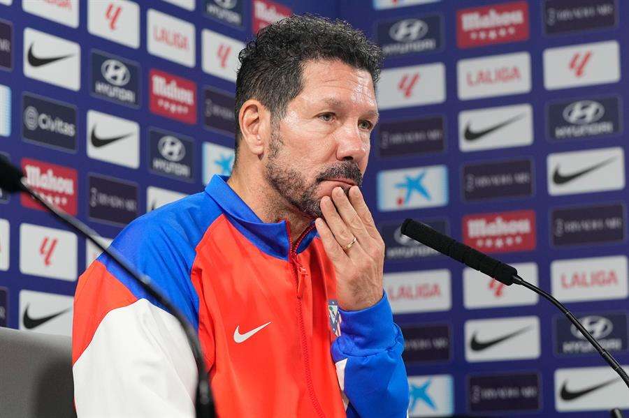Entrenadores de futbol español piden detener el torneo