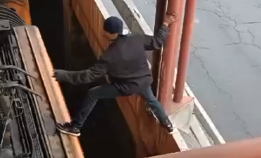 Detienen a hombre que sube al techo de un vagón del Metro de la CDMX