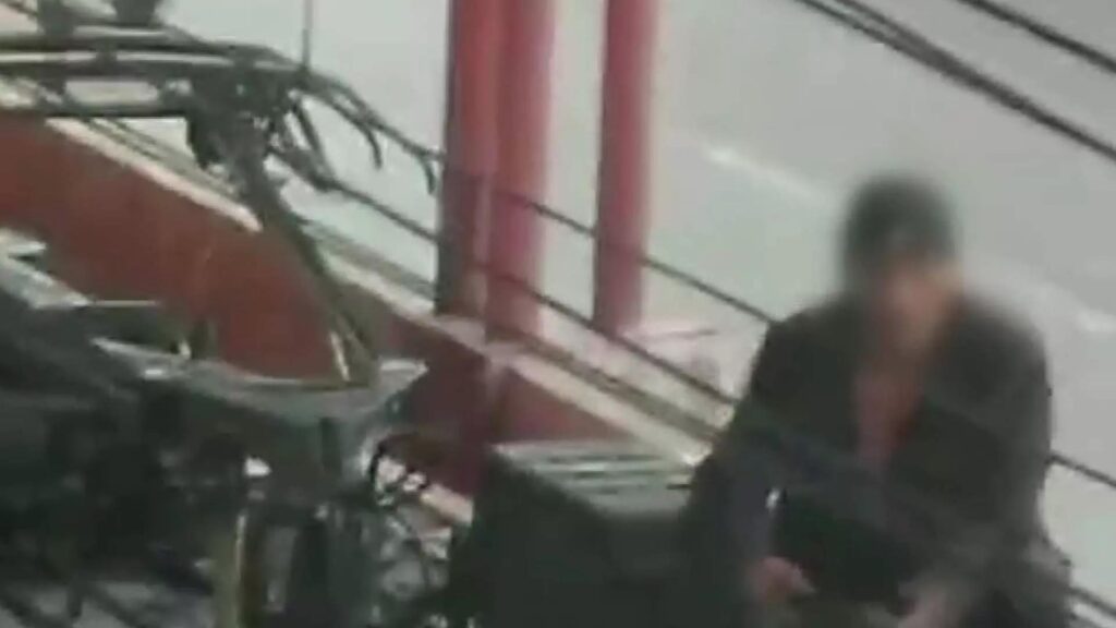 Detienen a hombre que sube al techo de un vagón del Metro de la CDMX