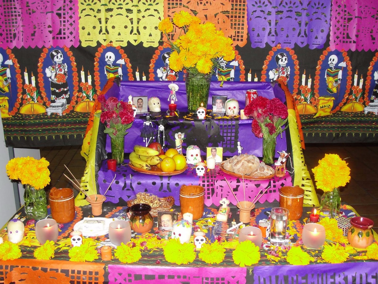 Acuden a mercados de Cancún para compras en su altar de muertos