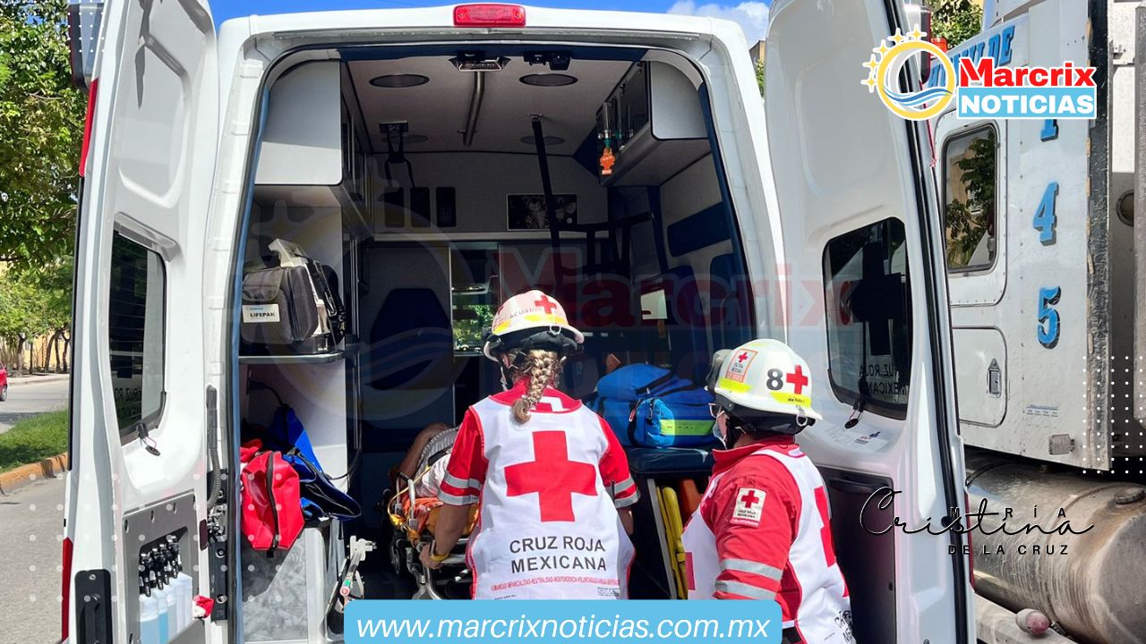 Mujer cae de combi en Cancún