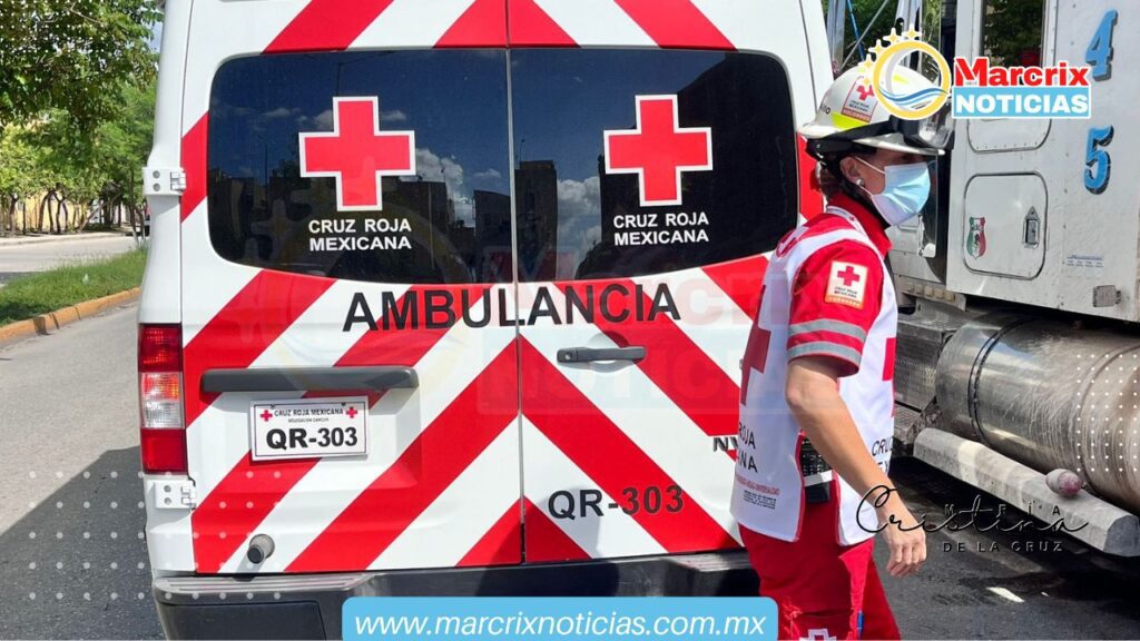 Mujer cae de combi en Cancún