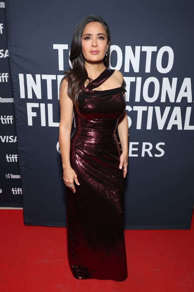 Salma Hayek respondió al ¡Viva México! y ondeó la Bandera Nacional.