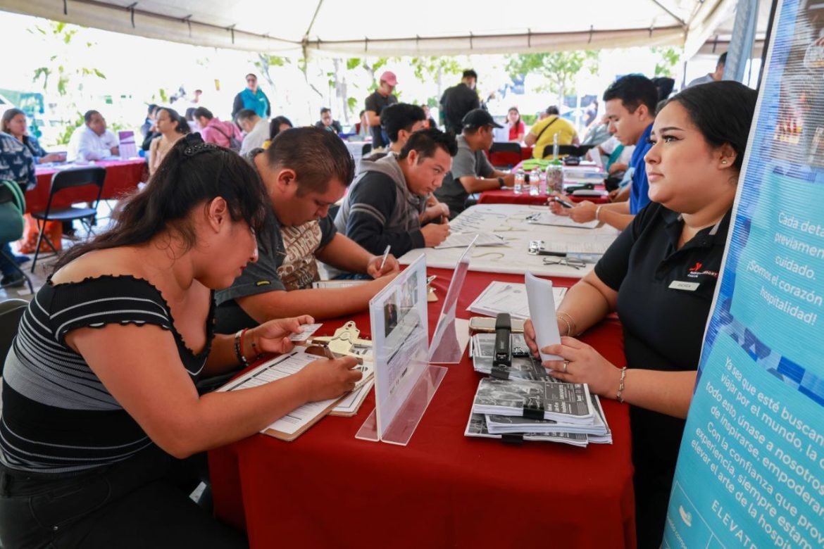 Extranjeros enfrentan problemas para trabajar en Cancún sin documentación regularizada