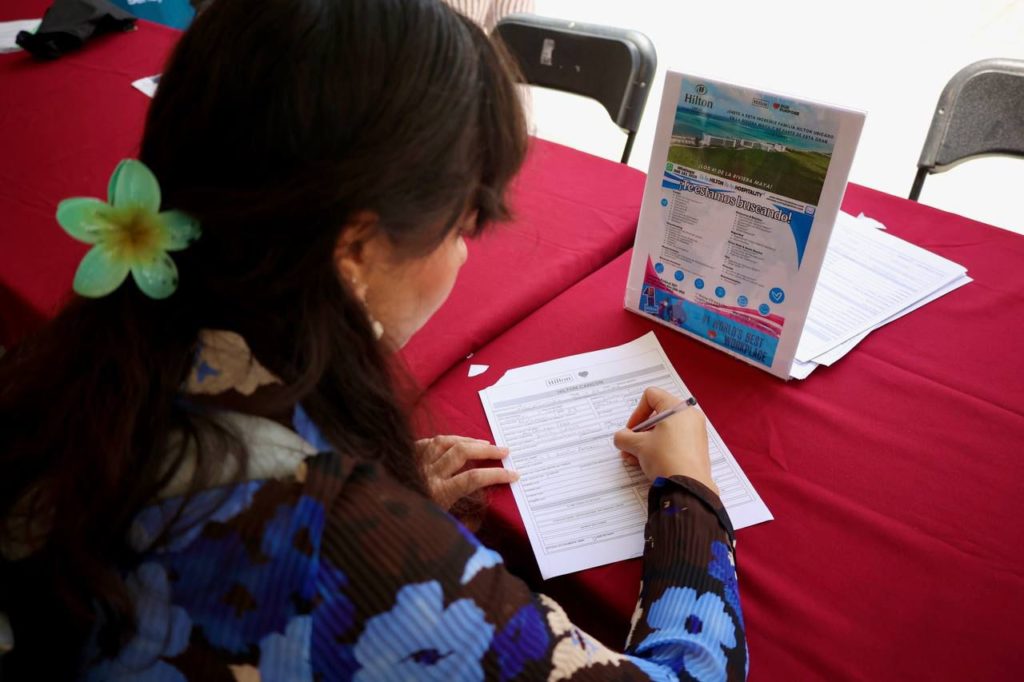 Extranjeros enfrentan problemas para trabajar en Cancún sin documentación regularizada