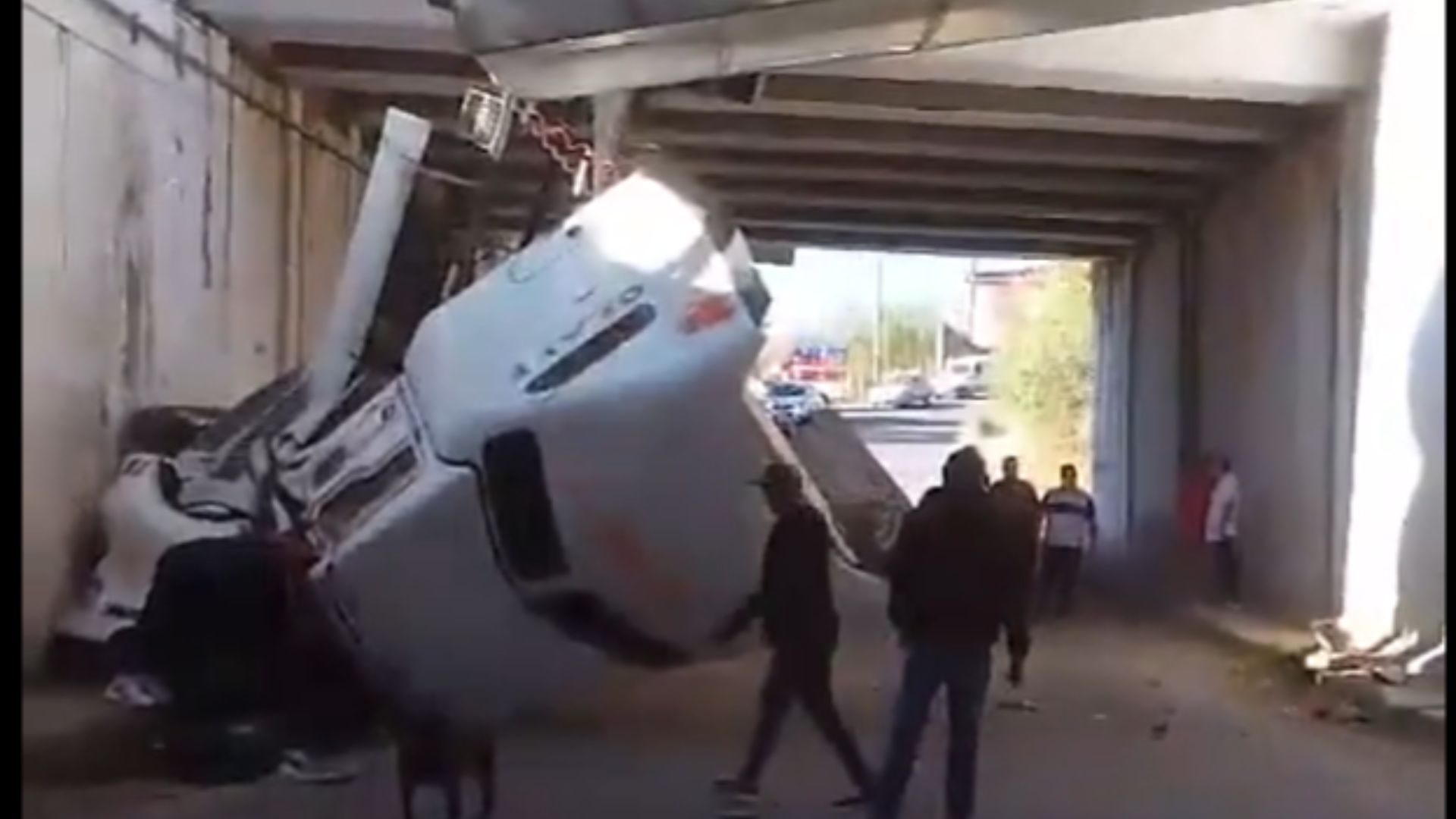 Cae tráiler de puente vehicular en carretera México-Querétaro