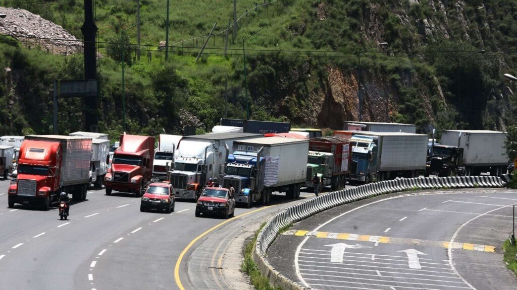 Cae tráiler de puente vehicular en carretera México-Querétaro