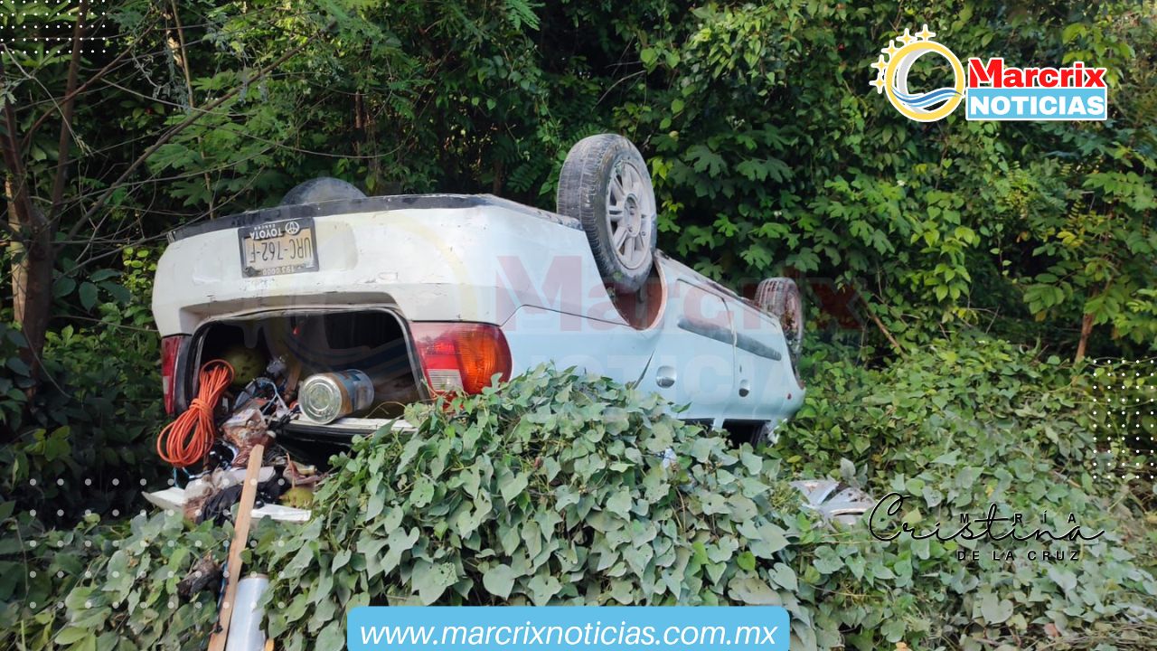 Vuelca vehículo Toyota en Arco Norte, en Cancún