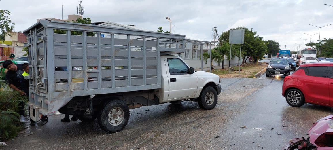 Un accidente múltiple dejó un herido y cuantiosos daños materiales. Ocurrió en el fraccionamiento Villas del Sol en Playa del Carmen