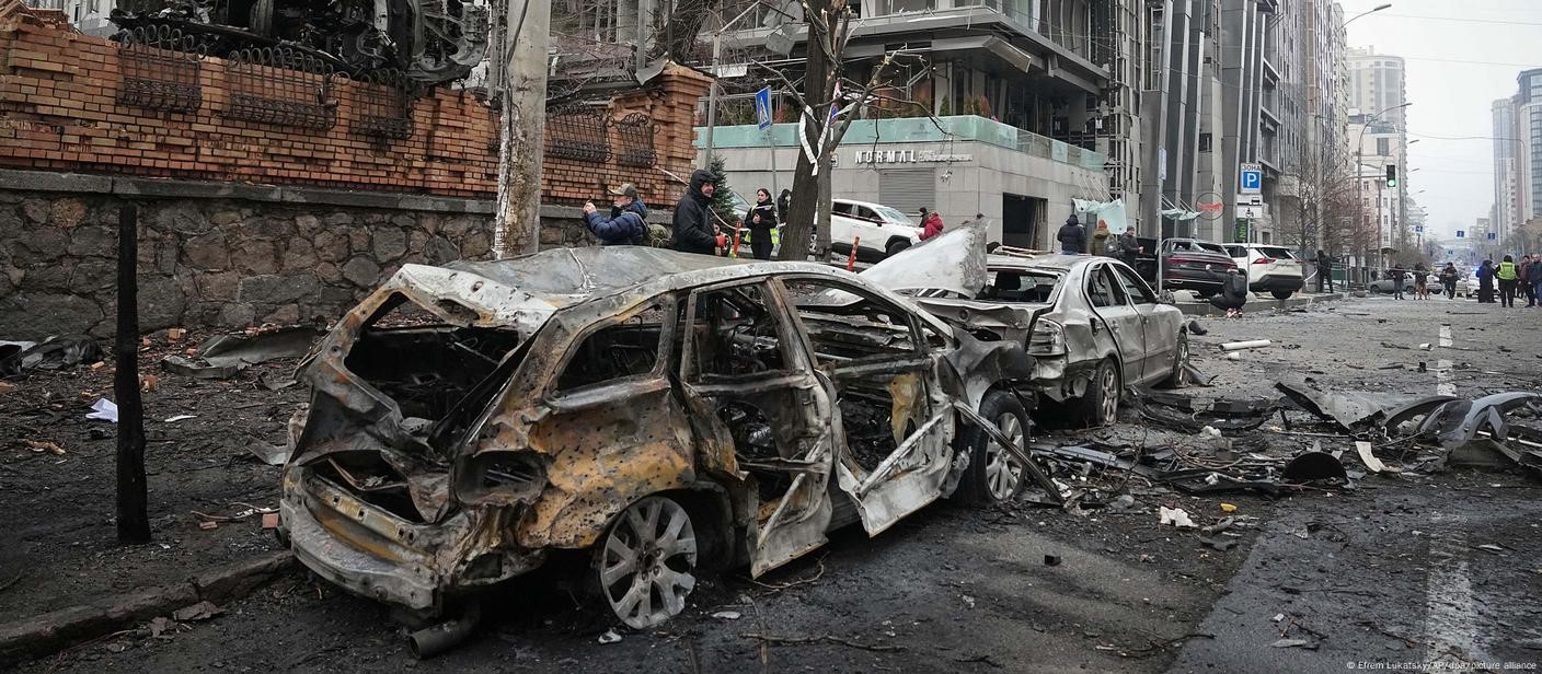 Un muerto y tres lesionados en Ucrania tras ataque ruso con misiles hipersónicos En el bombardeo se usaron 8 misiles hipersónicos que dañaron vehículos, edificios y mataron a una persona. Rusia (Marcrix Noticias) Rusia lanzó este viernes, alrededor de las 7 de la mañana hora ucraniana, un ataque con ocho misiles hipersónicos que mataron a una persona y lesionaron a tres más, además de producir daños en edificios, infraestructuras y vehículos de tres puntos de la capital Kiev, en Ucrania. "Según las primeras informaciones, una persona murió", declaró en Telegram el jefe de la administración militar de la ciudad, Sergiy Popko de Ucrania. Columnas de humo se veían salir desde distintas zonas de la capital. Las explosiones tuvieron lugar después de que la Fuerza Aérea ucraniana emitiera una alerta por un ataque inminente con misiles balísticos. "Dos personas fueron hospitalizadas y cayeron escombros en cuatro zonas, incendiando coches y edificios", declaró, por su parte, el alcalde de Kiev, Vitali Klitschko, quien añadió que los servcios de emergencia están trabajando en todas partes. Según la Administración Militar de Kiev, en el ataque se usaron misiles balísticos del tipo Iskander-M y KN-23, estos últimos suministrados a Rusia por Corea del Norte. Las autoridades ucranianas también informaron de ataques con misiles en otras localidades, como la ciudad portuaria de Jersón, en el sur, donde una persona murió y seis resultaron heridas. El Ministerio de Defensa ruso, en tanto, aseguró -como es su costumbre- que había atacado instalaciones militares, y sostuvo que la acción se realizó como represalia por un ataque ucraniano con armas occidentales en la región de Rostov. Todo esto ocurre un día después de que el líder del régimen, Vladimir Putin, rechazara en su conferencia anual cualquier tregua en este conflicto iniciado con la invasión de Ucrania ordenada por él mismo en febrero de 2022. Durante su conferencia televisada, Putin propuso un "duelo de altas tecnologías del siglo XXI" entre el misil ruso "Oreshnik" y los medios de defensa antiaérea de las potencias occidentales.