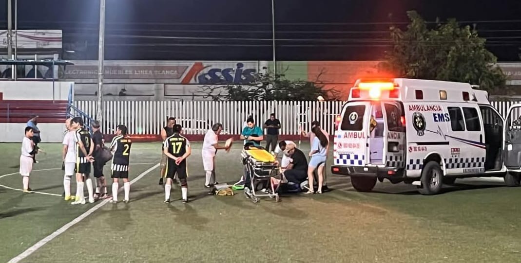 Jugador de futbol falleció cuando disputaba un partido de semifinales en el campo de futbol “La Charca” de Chetumal.