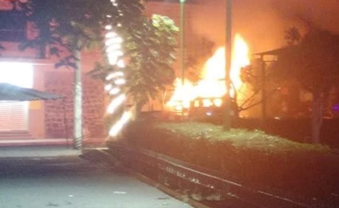 Pobladores enardecidos incendian patrullas y oficinas en Tianguismanalco, Puebla. La policía no los dejó linchar a un delincuente que asesinó a comerciante y en respuesta incendian patrullas.