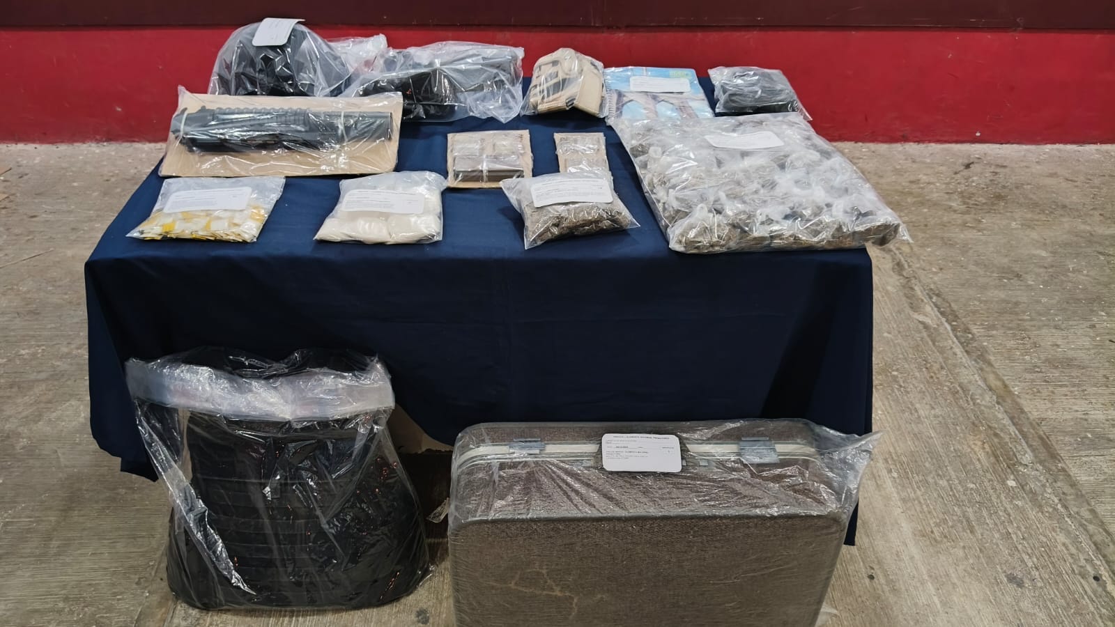 Dos presuntos delincuentes que llevaban el equipaje lograron huir, tirando la maleta con drogas y armamento.