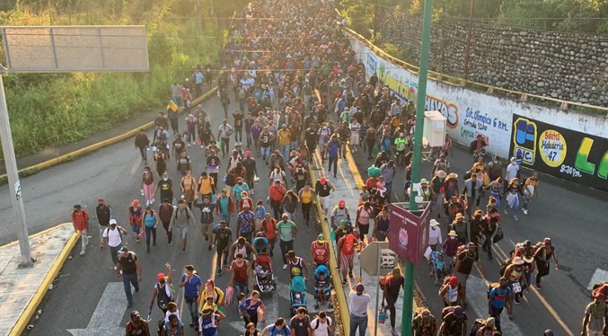 Caravana de mas de dos mil migrantes sale de Chiapas hacia Estados Unidos. La integran personas, en su mayoría, de Venezuela, Cuba, Ecuador, Nicaragua, República Dominicana, Colombia y de países de Centroamérica.
