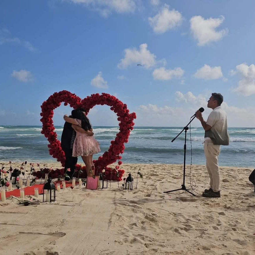 Vocalista de Café Tacvba ameniza pedida de matrimonio en Tulum