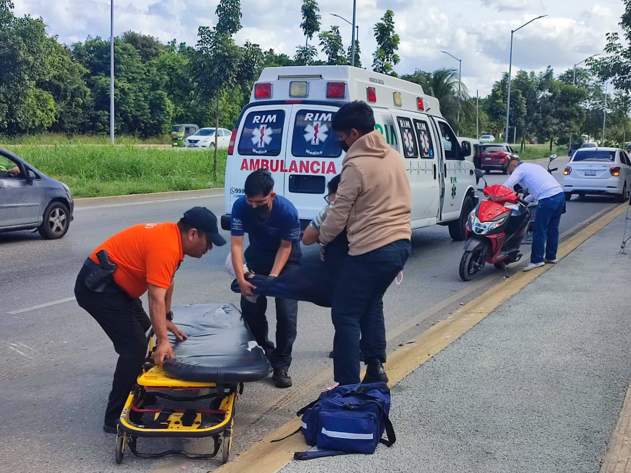 Dos mujeres se accidentan al derrapar en Cancún por mancha de aceite