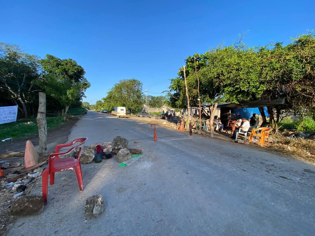 Campesinos de Carrillo Puerto protegen “caseta de cobro” con armas de fuego