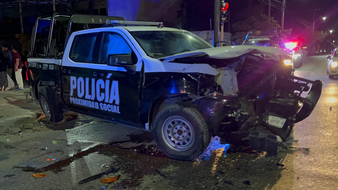 Carambola de patrullas en Cancún deja mujer herida y 2 policías lesionados Dos patrullas chocaron contra un Chevy en esta carambola que deja 3 lesionados y pérdidas materiales