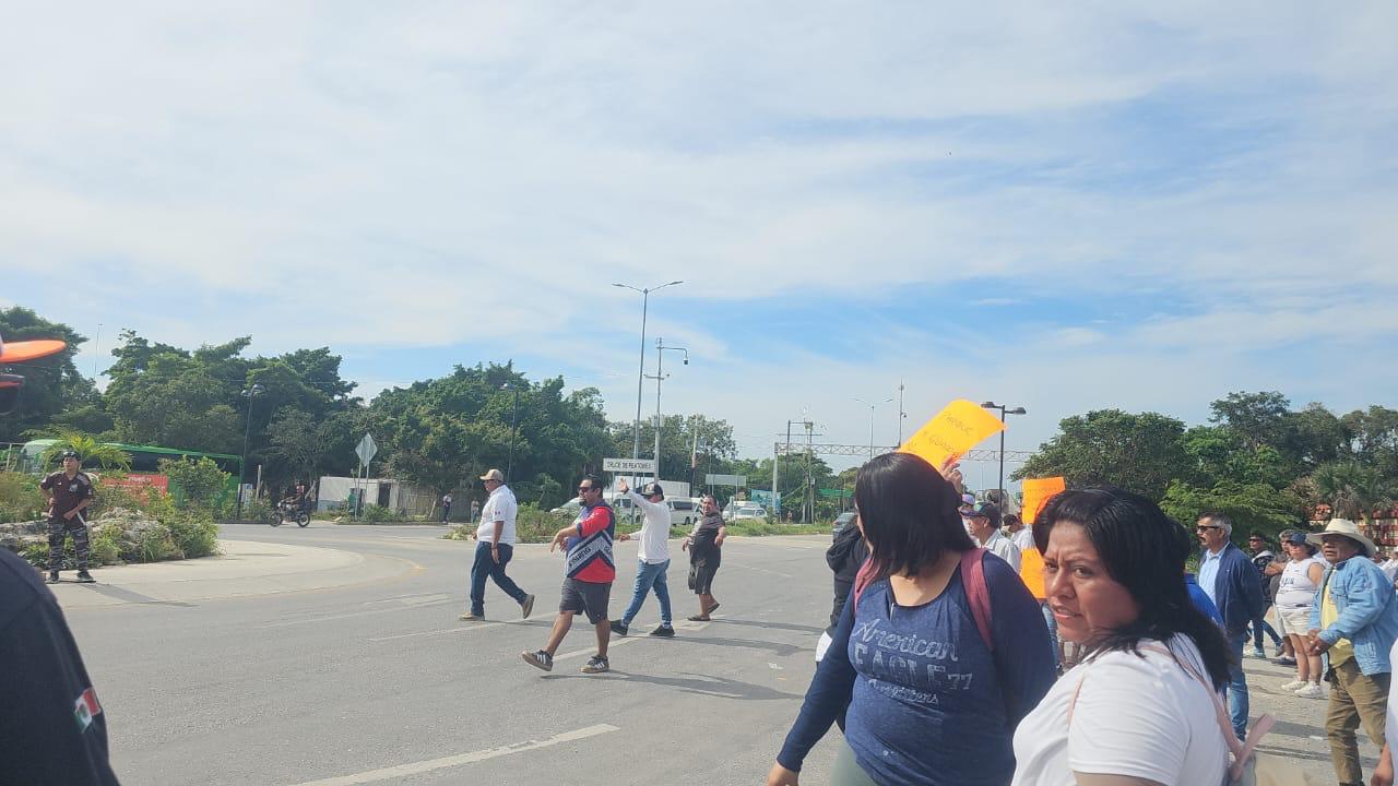 Artesanos y comerciantes de Tulum cierran acceso a zona arqueológica y Tren Maya