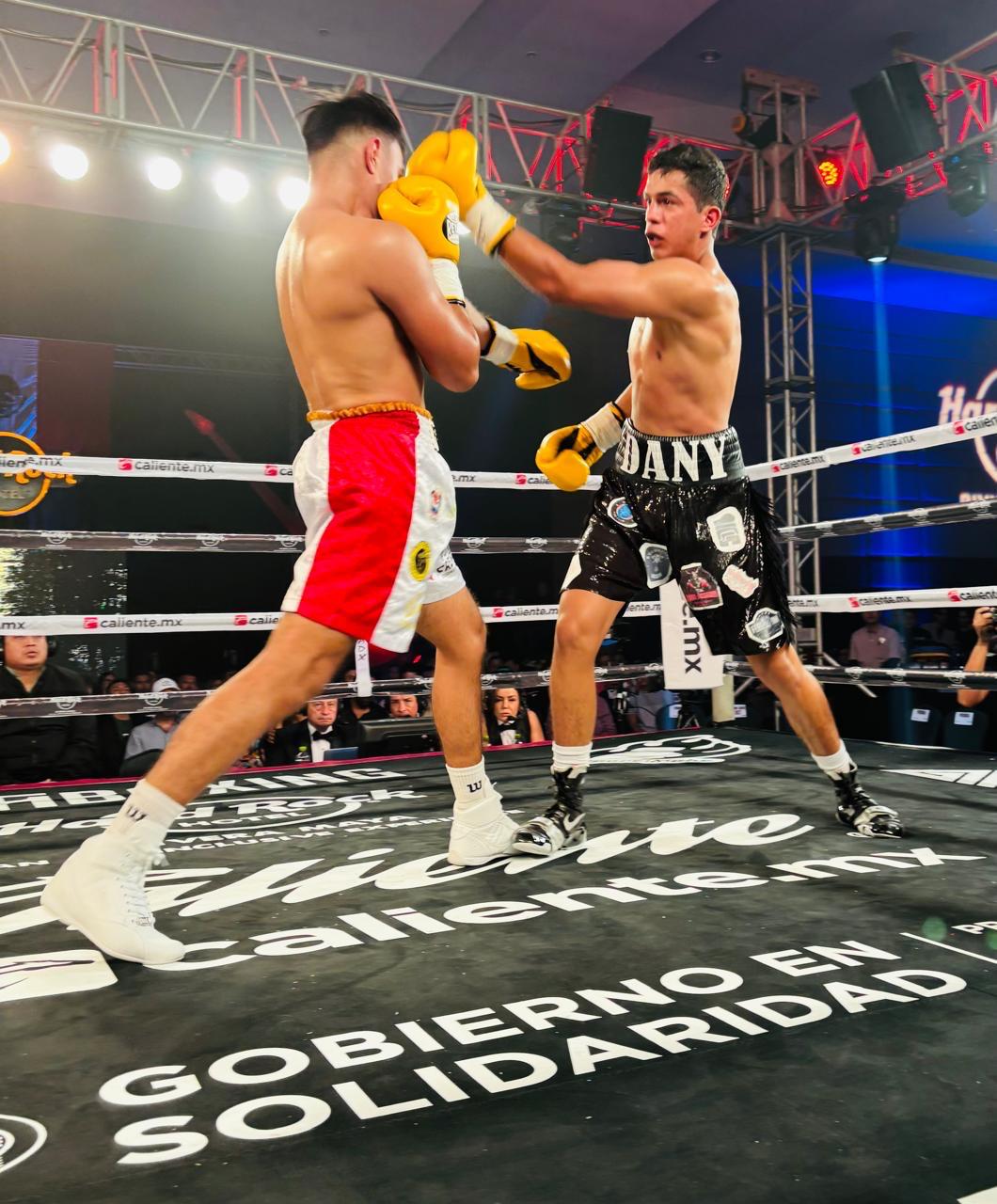 Eric “Pitbull” Gamboa gana por nocaut técnico en el cuarto asalto a Ernesto “Temible” García.