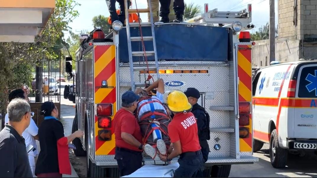 Un albañil reparaba un techo en una vivienda de Chetumal, cuando le sobrevino una fuerte descarga eléctrica, ocasionándole diversas quemaduras.