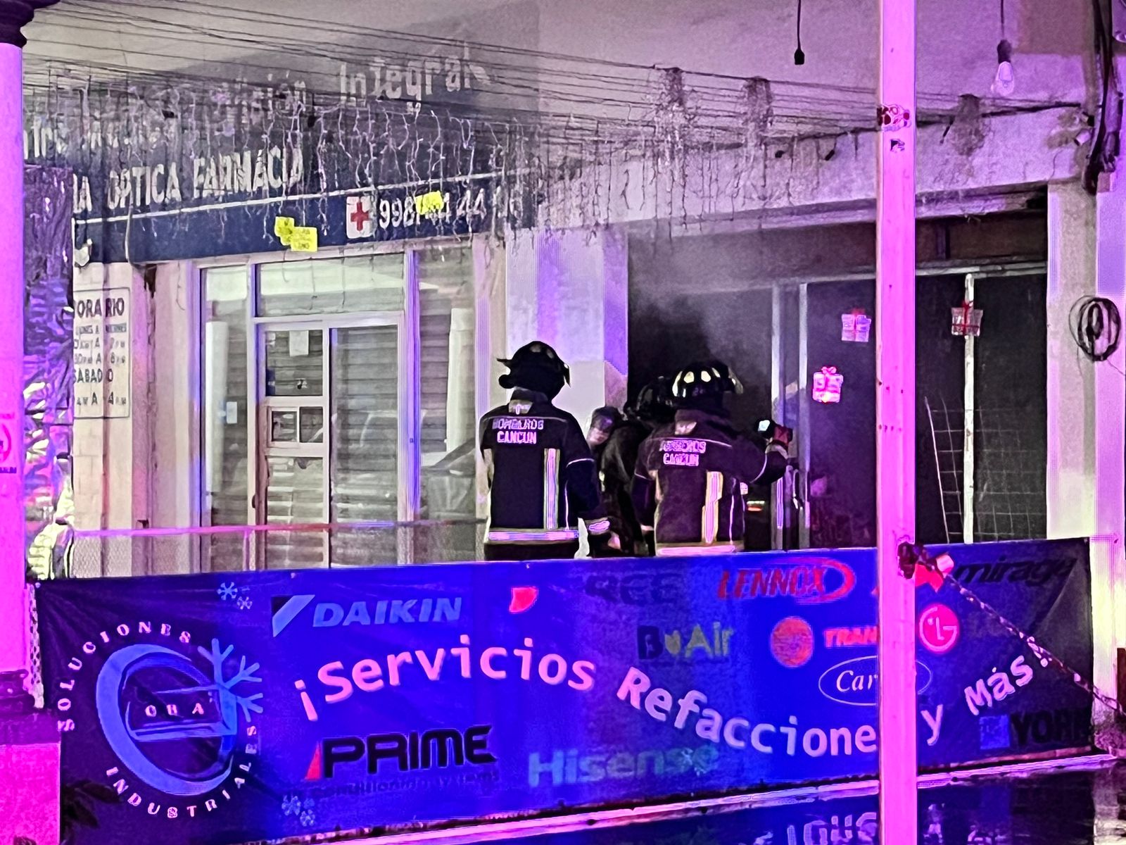 Un incendio en la Región 94 de Cancún, consumió un local de productos navideños.