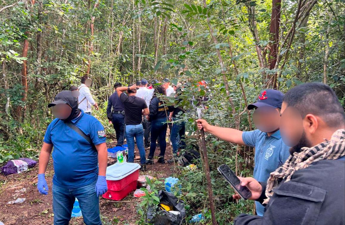 Hallan restos de 20 cuerpos humanos en esta narco-fosa cerca de Kantunilkin, municipio de Lázaro Cárdenas.