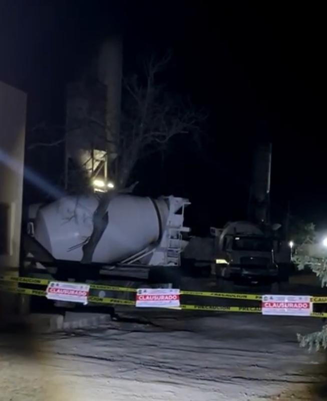 Un camión tipo Revolvedora de Cemento explotó bañando de concreto a dos trabajadores y casas aledañas a la empresa “Concretos MX”.