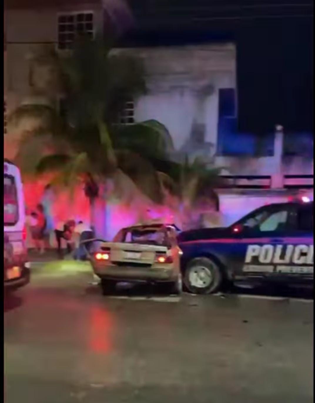 Se incendia Tsuru tras ser chocado por una patrulla en Chetumal