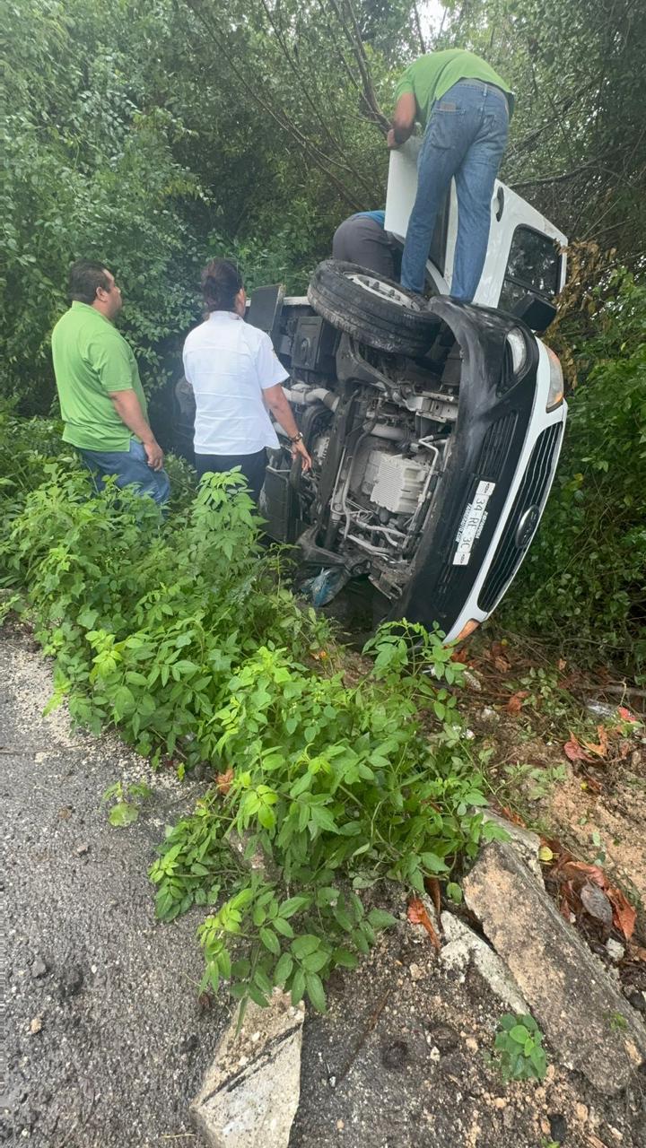 Un automóvil con seis personas abordo se salió de la vía Boulevard Kukulkán en la Zona Hotelera de Cancún, volcándose sobre su costado izquierdo