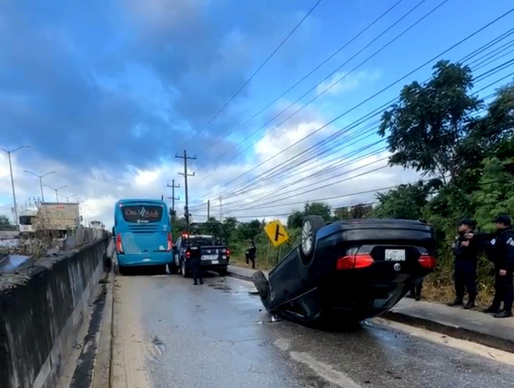Cuando se dirigía a Tulum, cayó el Jetta de una altura de 1m del puente vehicular de Puerto Aventuras