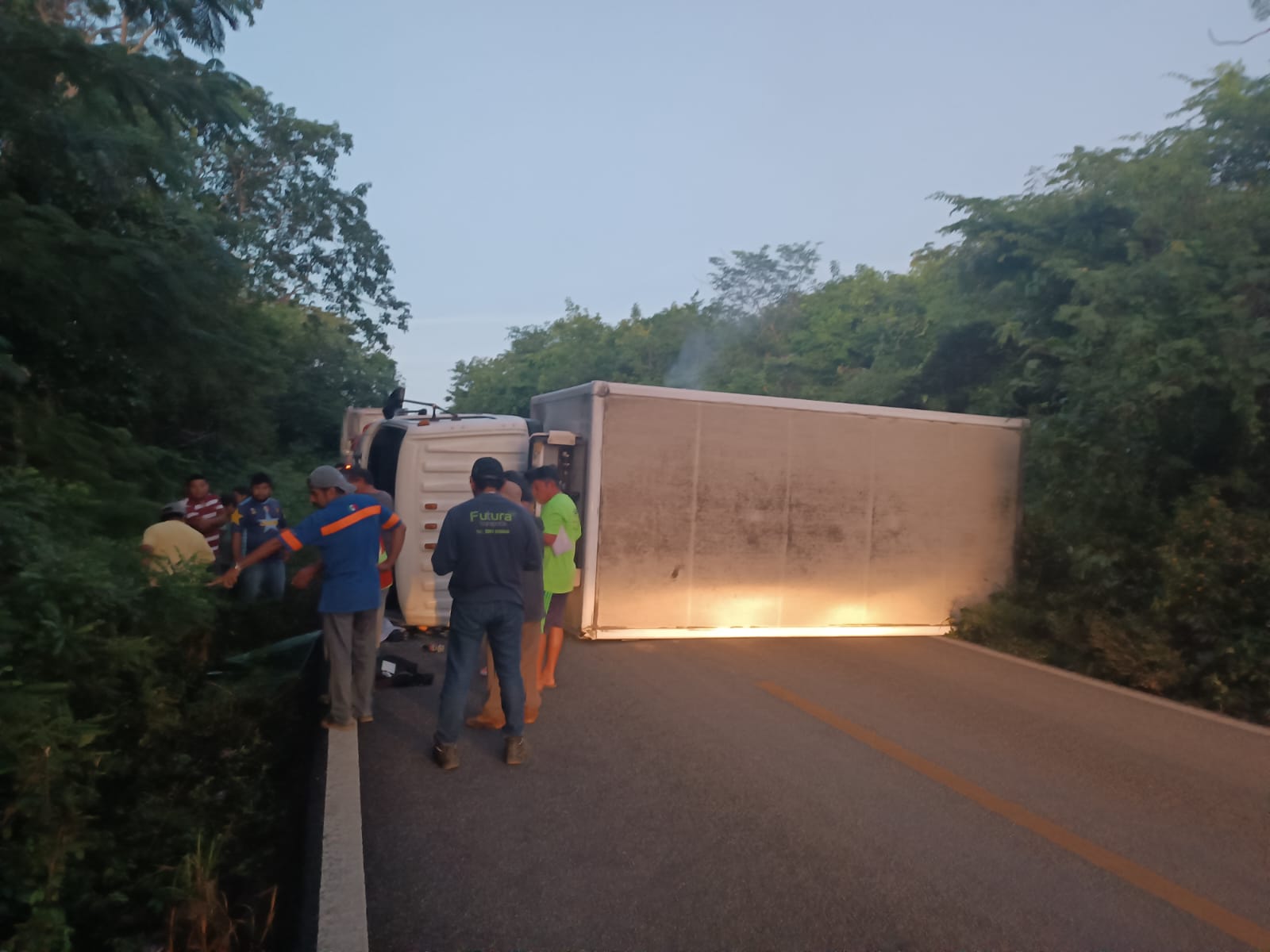 Accidente paraliza circulación en la carretera Cancún-Valladolid