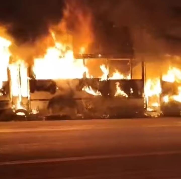 Se incendió camión en la carretera Tulum a Carrillo Puerto
